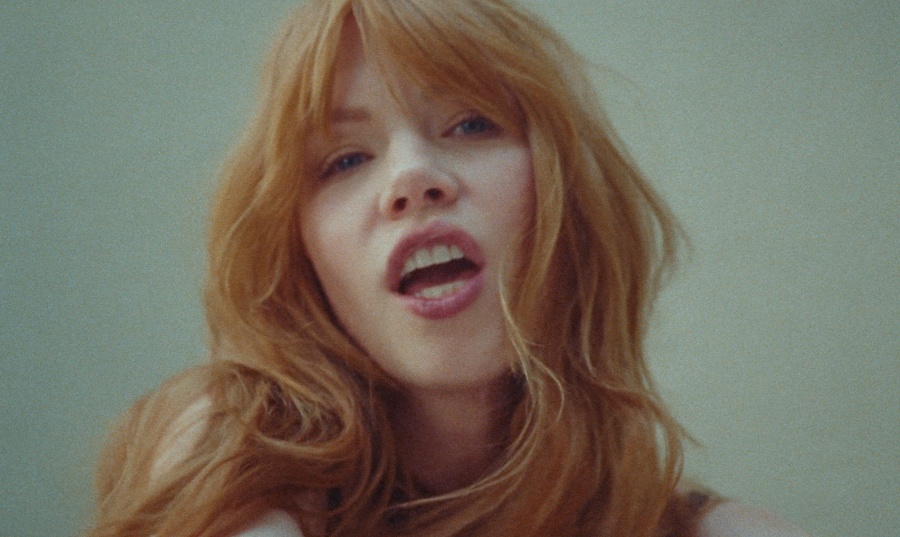Carly Rae Jepsen dedicates 'Motivation' to all forms of family