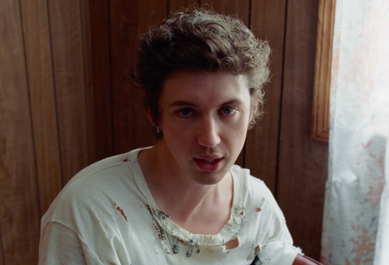 In 'She's the Best', Troye Sivan risks and wins
