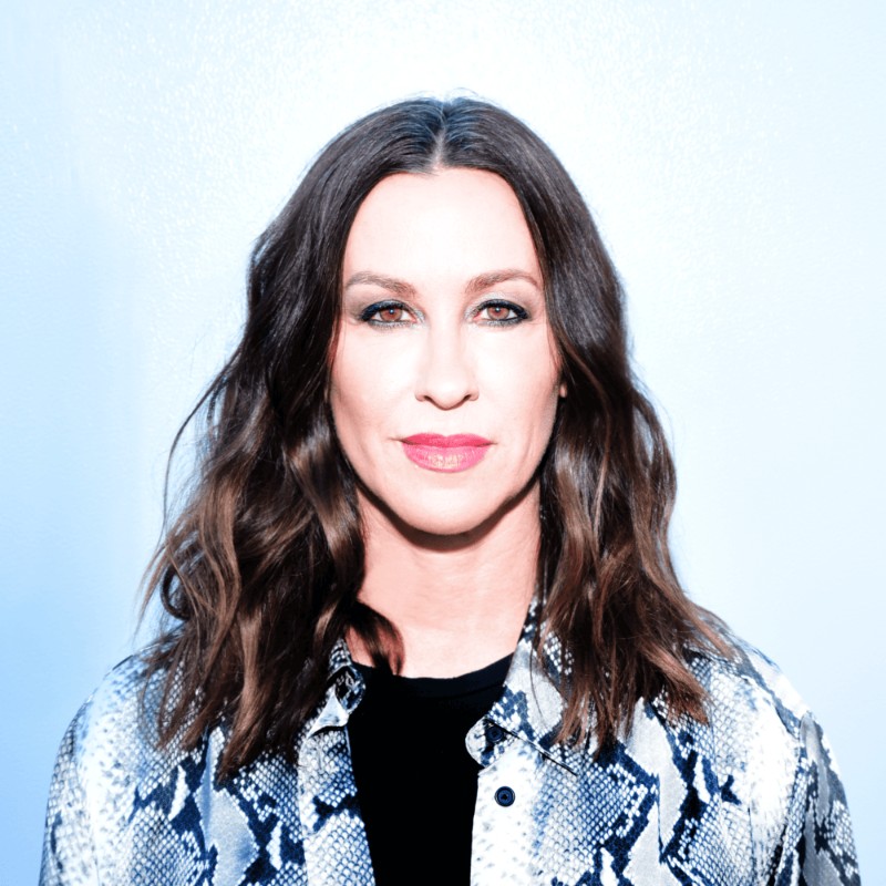 Fraud, extortion, drugs… Alanis sues her former tour manager
