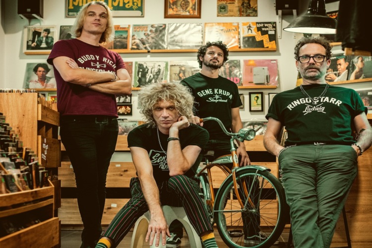 Los Zigarros le gritan al orden con “El mundo es cosa de hombres”