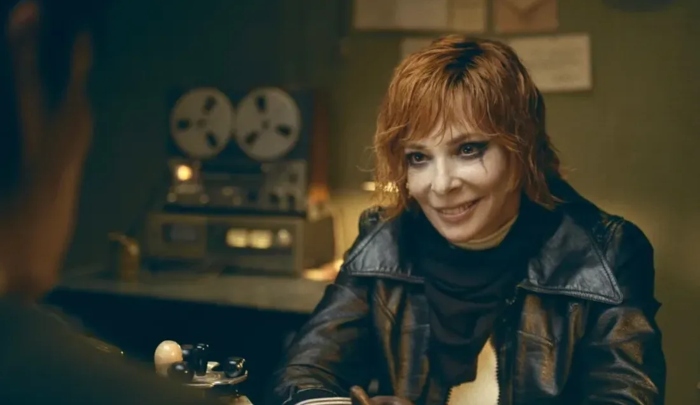 Mylène Farmer's new thing is "super top", not at all a "LOL"
