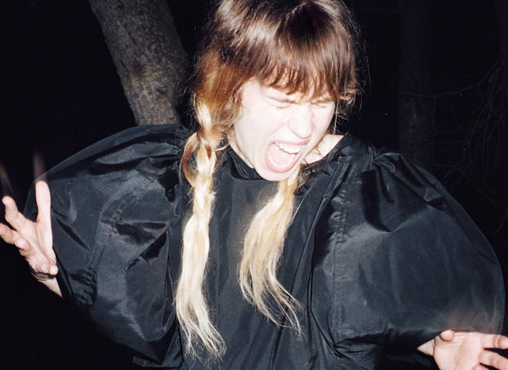 The duo between Dianka and La Bien Querida is not "little" but "thug"