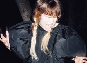 The duo between Dianka and La Bien Querida is not "little" but "thug"